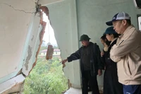 Thứ trưởng Nông nghiệp và Môi trường Võ Văn Hưng (bên trái) kiểm tra khu vực sạt lở.