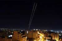 Một cuộc tấn công tên lửa của Iran nhằm vào Israel, ngày 18/6/2025. (Ảnh: Tân Hoa Xã)