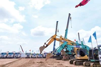 Thiết bị tập kết thi công tại công trường xây dựng Bệnh viện đa khoa Cà Mau quy mô 1.200 giường.