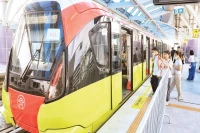 Hành khách lên tàu điện tuyến Nhổn-Ga Hà Nội đoạn trên cao.