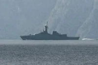 Tàu của hải quân tuần tra tại eo biển Hormuz, ngày 1/3/2026. (Ảnh: rnz.co.nz/TTXVN)