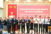 Các đại biểu tham dự buổi làm việc chụp ảnh lưu niệm. (Ảnh: THẾ ĐẠI)