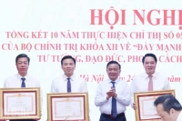 Đồng chí Trần Cẩm Tú trao Bằng khen của Thủ tướng Chính phủ, năm 2025, tặng Đảng bộ Cơ quan Ban Tổ chức Trung ương và 2 đồng chí: Vũ Trọng Lâm, Bí thư Đảng ủy, Giám đốc, Tổng Biên tập Nhà xuất bản Chính trị quốc gia Sự thật; Lê Quang Vinh, Vụ trưởng Vụ Cán bộ, Ban Tổ chức Trung ương. (Ảnh: PHẠM CƯỜNG)