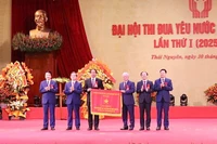 Đồng chí Đỗ Văn Chiến, Ủy viên Bộ Chính trị, Bí thư Trung ương Đảng, Chủ tịch Ủy ban Trung ương Mặt trận Tổ quốc Việt Nam, Phó Chủ tịch Thường trực Hội đồng Thi đua-khen thưởng Trung ương trao Cờ thi đua của Chính phủ tặng tỉnh Thái Nguyên. (Ảnh: TUẤN SƠN)