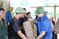 Lãnh đạo tỉnh Thái Nguyên thăm, động viên, tặng quà người dân bị thiệt hại do mưa bão tại xã Vĩnh Thông. (Ảnh: TUẤN SƠN)