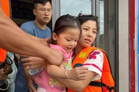 Hỗ trợ người dân ở ngõ 141, đường Bắc Nam đến nơi an toàn. (Ảnh: TUẤN SƠN)