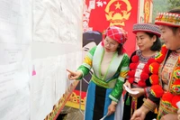 Cử tri đồng bào dân tộc thiểu số nghiên cứu danh sách những người ứng cử niêm yết tại đơn vị bầu cử số 1, xã Bằng Thành. (Ảnh: THÁI SƠN).