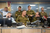 Bức ảnh do Lực lượng Phòng vệ Israel (IDF) công bố ngày 13/6/2025 cho thấy Tổng Tham mưu trưởng IDF, ông Eyal Zamir (ở giữa), đang giám sát các cuộc tấn công của IDF nhằm vào Iran, tại Phòng tình huống của Không quân Israel. (Ảnh: Tân Hoa Xã)