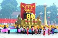 Biểu tượng 80 năm Cách mạng Tháng Tám và Quốc khánh nước Việt Nam tiến vào Lễ đài của Lễ kỷ niệm 80 năm Cách mạng Tháng Tám thành công và Quốc khánh Việt Nam. (Ảnh: Nhandan.vn)