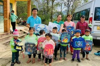 Anh Thọ trong một lần đưa hàng thiện nguyện đến cho học sinh vùng cao. (Ảnh: TUẤN SƠN)