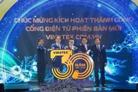 Đồng chí Lê Quốc Minh và Phó Bí thư Đảng ủy Chính phủ Lại Xuân Lâm cùng lãnh đạo bộ, ngành kích hoạt Website cổng điện tử Vinatex phiên bản mới.