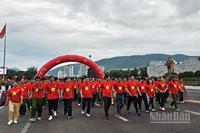 Hơn 5.000 người bao gồm cán bộ, chiến sĩ lực lượng vũ trang, công chức, viên chức, đoàn viên thanh niên và nhân dân trên toàn tỉnh Gia Lai đã tham gia hoạt động đi bộ