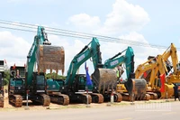 Máy móc, thiết bị đồng loạt ra quân, triển khai thi công dự án.