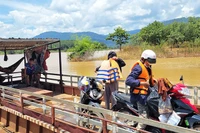 Hoạt động vận tải đường thủy tại bến đò A Sanh đi vào nền nếp.