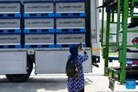 Một khách mời chụp ảnh các sản phẩm và thiết bị được trưng bày trong lễ khánh thành nhà máy sản xuất pin xe điện tại Karawang, tỉnh Tây Java, Indonesia, ngày 3/7/2024. (Ảnh: Tân Hoa Xã)