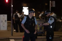 Cảnh sát làm nhiệm vụ tại hiện trường vụ xả súng trên bãi biển Bondi, Australia, ngày 14/12/2025. (Ảnh: THX/TTXVN)