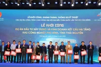 Trao quà của Ủy ban nhân dân tỉnh Thái Nguyên cho đại diện nhân dân các xã vùng dự án xây dựng Khu công nghiệp Phú Bình. (Ảnh: TUẤN SƠN)