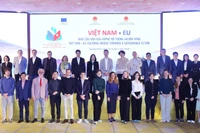 Thứ trưởng Ngoại giao Lê Thị Thu Hằng và các đại biểu chụp ảnh chung tại sự kiện Ngày Việt Nam-EU với chủ đề: “Việt Nam-EU: Nhịp cầu văn hóa hướng tới tương lai bền vững”, diễn ra tại Quảng Ninh, ngày 7/11/2025. (Ảnh: Bộ Ngoại giao)