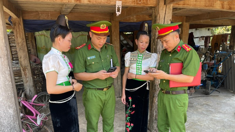Công an xã Nậm Tăm trực tiếp xuống từng hộ dân tuyên truyền pháp luật, vận động ký cam kết không vi phạm về ma túy. z6880609294553-12b829048918fcea4b47af4a3adfd65e-5419.jpg