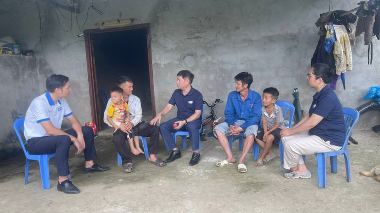 Cán bộ dự án Plan trực tiếp đến tận gia đình để tìm hiểu và hỗ trợ giúp thanh niên dân tộc thiểu số phát triển kinh tế. z6858947542918-8ea28f517ae75033eeefef56c6ca838f-1275.jpg