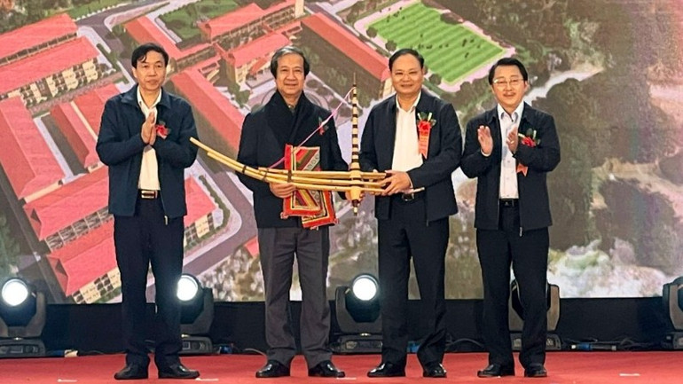 ການນຳແຂວງ ລາຍເຈົາ ໄດ້ມອບຂອງຂວັນໃຫ້ທ່ານລັດຖະມົນຕີ ຫງວຽນກິມເຊີນ. 95-3292.jpg