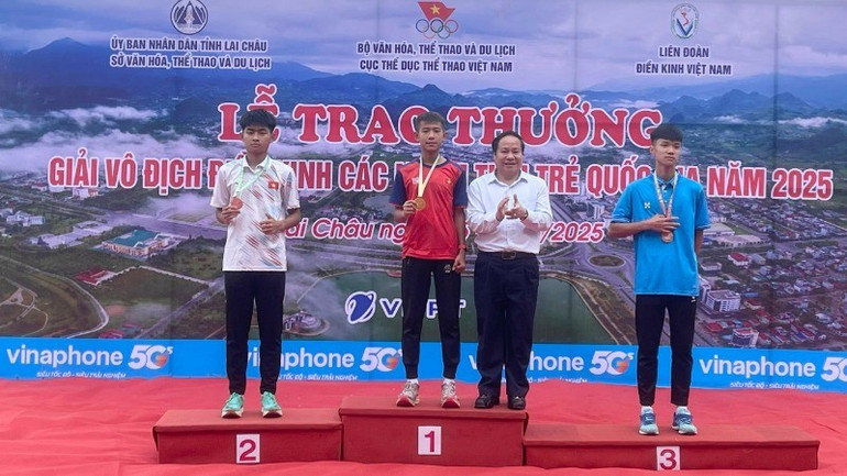 Lãnh đạo tỉnh Lai Châu trao Huy chương cho các vận động viên đoạt giải ở nội dung 5000m đi bộ nam. z6721588496779-26cedf0fc18422814ec5d9d837791934-5922.jpg