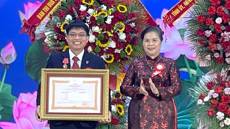 Bí thư Tỉnh ủy Lai Châu trao Huân chương lao động Hạng nhất cho cá nhân điển hình tiên tiến. 6-6401.jpg