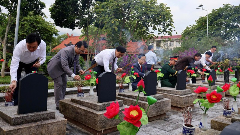 ថ្នាក់ដឹកនាំខេត្ត Lai Chau បានទៅទស្សនាទីបញ្ចុះសពរបស់ទុក្ករបុគ្គល។ z6968317900910-1f95634b478ccec2f8e6f7fa4d6399d9-5476.jpg