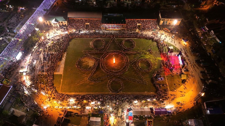 ការសំដែងរបាំដ៏ធំជាមួយនឹងប្រធានបទ «ពណ៌ភ្លឺចែងចាំងរបស់ថាន់ អ៊ូយិន - ឡៃចូវ» ក្នុងរាត្រីសិល្បៈដើម្បីអបអរបុណ្យឯករាជ្យ។ z6967934050304-8b35a97efcac9aa6b3330f4d16578d70-5130.jpg