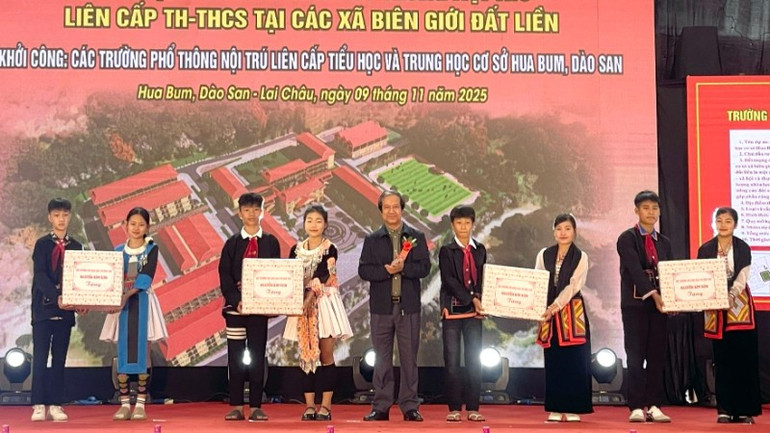 ທ່ານລັດຖະມົນຕີ ຫງວຽນກິມເຊີນ ໄດ້ມອບຂອງຂວັນໃຫ້ນັກສຶກສາທີ່ພິທີໄຂ. 90-1136.jpg