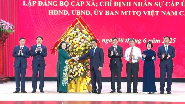 Bộ trưởng Tài chính tặng hoa chúc mừng Lai Châu tại buổi Lễ. z6755966832442-58499f3157e5c88b09bdee62861c5d02-2501-1072.jpg