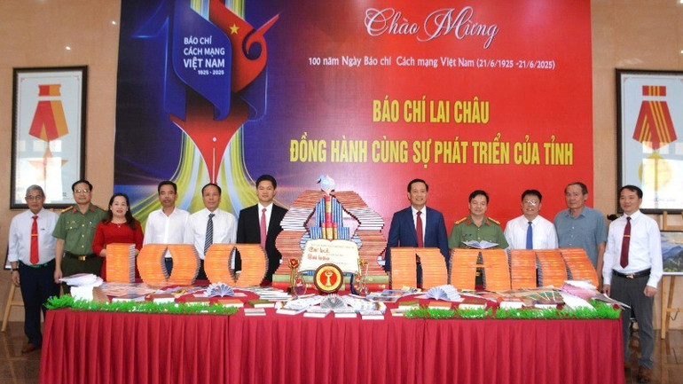 Các đại biểu tham quan và chụp ảnh lưu niệm tại khu trưng bày sách, báo của Lai Châu. z6717565829126-1357f1323e27277baef669628e638d5f-4668.jpg