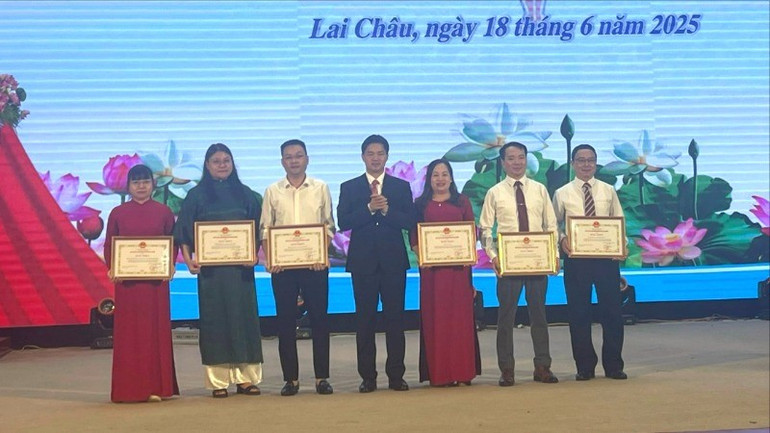 Lãnh đạo tỉnh Lai Châu trao Bằng khen tặng 6 tập thể có thành tích xuất sắc trong Phong trào thi đua chào mừng Kỷ niệm 100 năm Ngày Báo chí cách mạng Việt Nam. z6717978571836-a744f84898952ff3ba6e33c037092053-3980.jpg