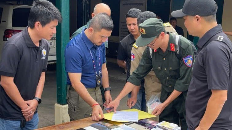 Lực lượng chức năng hai bên bàn giao tang vật chuyên án. 572199693-1137818788516965-7421745883479996854-n-3344.jpg