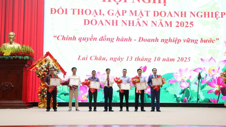 Tặng Bằng khen cho các tập thể có nhiều đóng góp cho sự phát triển chung của Lai Châu. Tặng Bằng khen cho các tập thể có nhiều đóng góp cho sự phát triển chung của Lai Châu.