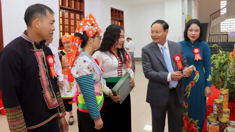 Đại biểu trao đổi bên lề Đại hội. z6995649415226-8fa68314936470f528b50ceaea5e10dc-6214.jpg