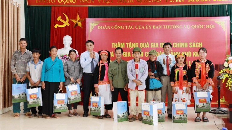 Phó Chủ tịch Quốc hội Vũ Hồng Thanh tặng quà các gia đình có hoàn cảnh khó khăn tại xã Sin Suối Hồ. 5g1a7813-a-8733.jpg