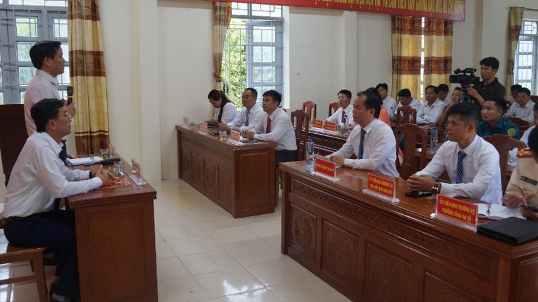 Lai Châu tiếp tục hoàn thiện cơ chế phối hợp giữa các ban xây dựng Đảng, chính quyền, Mặt trận Tổ quốc và đoàn thể chính trị-xã hội. dc-tb-gap-go-cbcc-xa-pa-tan-ngay-17-khi-bat-dau-van-hanh-mo-hinh-cqdf-2-cap-2534.jpg