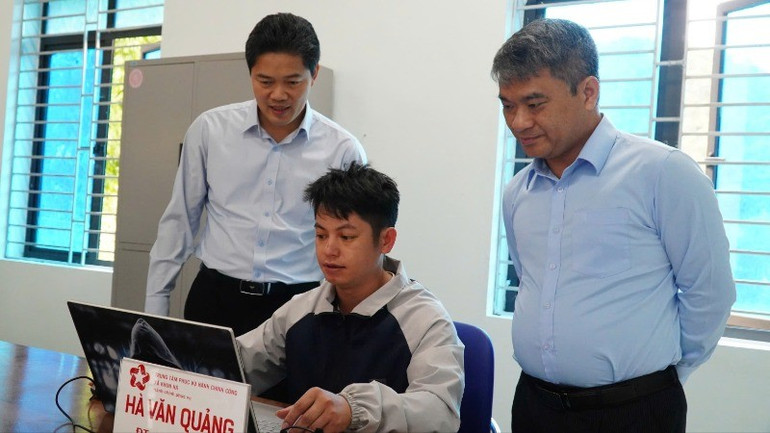 Đoàn công tác đánh giá cao sự nỗ lực của chính quyền địa phương đã sắp xếp, hướng dẫn các thủ tục mới cho người dân. z6749840502972-d33ba0e8bbf25ff9b6de483c12099c9e-2667.jpg