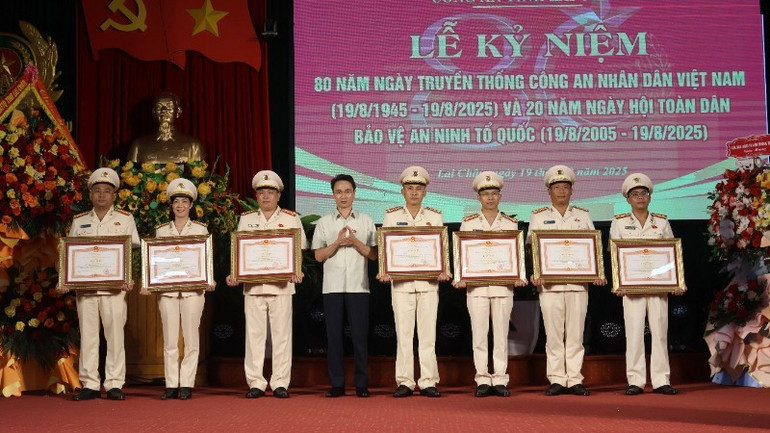 Lãnh đạo tỉnh Lai Châu trao Bằng khen của Thủ tướng chính phủ cho các cá nhân có nhiều thành tích. 15-5192-4637.jpg