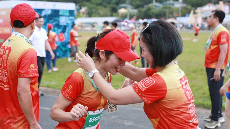 The organizers awarded medals to the first place athletes in the 5km race. 5g1a2115-t-7719.jpg