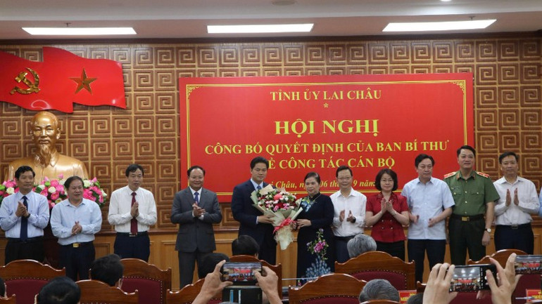Ban Thường vụ Tỉnh ủy Lai Châu tặng hoa chúc mừng đồng chí nguyên Phó Bí thư Thường trực Vũ Mạnh Hà mới được điều động về làm Thứ trưởng Thường trực Bộ Y tế. z6982646762760-ccba2324273994dfd9e8adbaae9d4790-7391.jpg