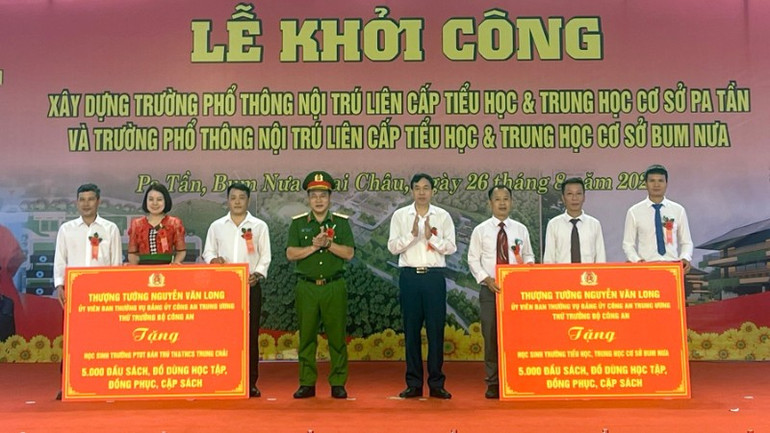 Trao quà cho đại diện hai trường Bum Nưa, Pa Tần. 5-4641.jpg