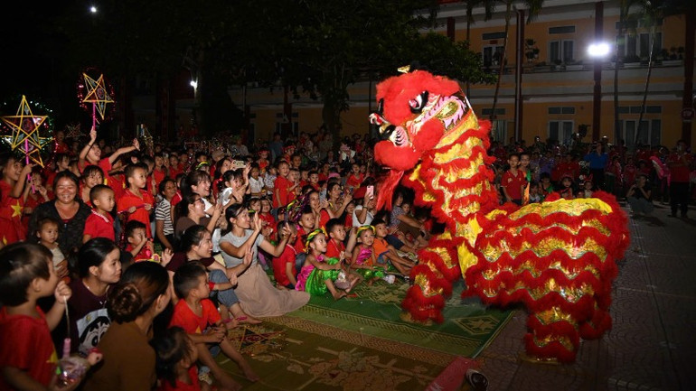 Các em hào hứng khi lần đầu tiên được xem múa lân. 07-4167.jpg