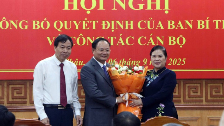 Lãnh đạo tỉnh Lai Châu tặng hoa chúc mừng tân Phó Bí thư Thường trực tỉnh Lai Châu nhiệm kỳ 2020-2025. 1-6872.jpg