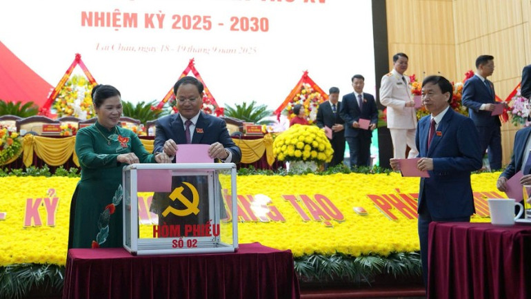 Đại biểu bỏ phiếu bầu Ban Thường vụ. 4-8466.jpg
