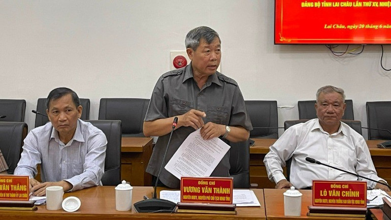 Các đại biểu đóng góp ý kiến vào dự thảo văn kiện Đại hội Đảng bộ tỉnh Lai Châu lần thứ XV z6723751581166-f4d53704972fd198e649b388e9999b28-5063.jpg