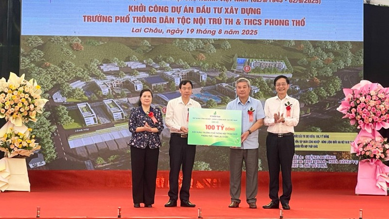 Đại diện Tập đoàn Công nghiệp-Năng lượng quốc gia Việt Nam trao hỗ trợ xây trường cho lãnh đạo tỉnh Lai Châu. z6921473472352-906a473a16671e9f950af6f433131808-7963.jpg