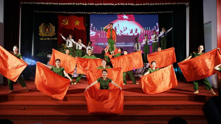 Văn nghệ chào mừng tại buổi lễ. z6923419782830-85dc231b65d4cdb529d761e1ba680b5b-6728.jpg