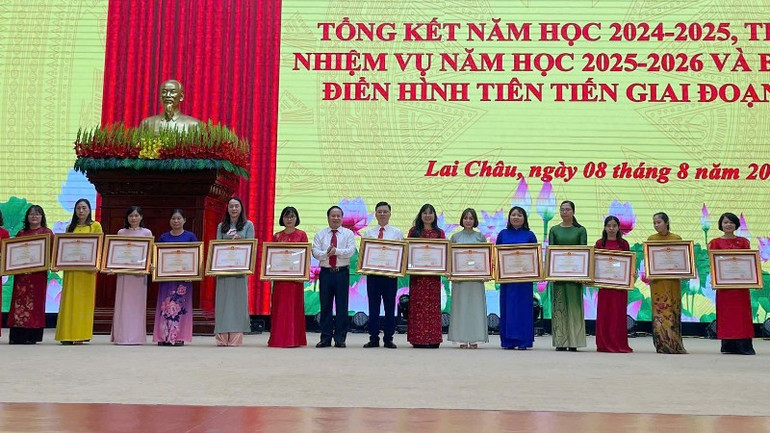 ថ្នាក់ដឹកនាំខេត្ត Lai Chau ប្រគល់ប័ណ្ណសរសើរដល់បុគ្គលកម្រិតខ្ពស់ធម្មតា។ 12-4505.jpg